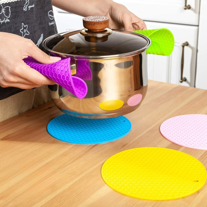 Multifunction Heat Resistant Silicone Mat Nonslip Pads Pot Holder Table Place mat (random color) - 1pcs